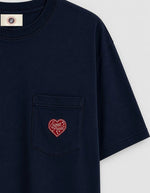 Poche du T-shirt confort unisexe en coton lourd bleu nuit noir avec col rond et patch cœur en feutrine sur la poitrine, modèle Heritage Tee couleur Night de la marque Sweet Pants.