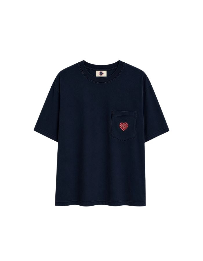 T-shirt confort unisexe en coton lourd bleu nuit noir avec col rond et patch cœur en feutrine sur la poitrine, modèle Heritage Tee couleur Night de la marque Sweet Pants.