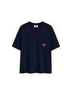 T-shirt confort unisexe en coton lourd bleu nuit noir avec col rond et patch cœur en feutrine sur la poitrine, modèle Heritage Tee couleur Night de la marque Sweet Pants.