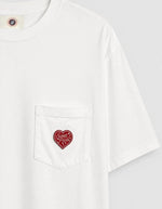 Poche du T-shirt confort unisexe en coton lourd blanc avec col rond et patch cœur en feutrine sur la poitrine, modèle Heritage Tee couleur White de la marque Sweet Pants.