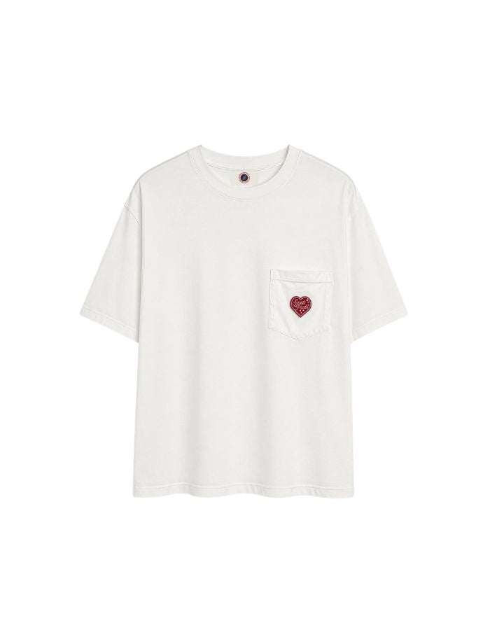 T-shirt confort unisexe en coton lourd blanc avec col rond et patch cœur en feutrine sur la poitrine, modèle Heritage Tee couleur White de la marque Sweet Pants.