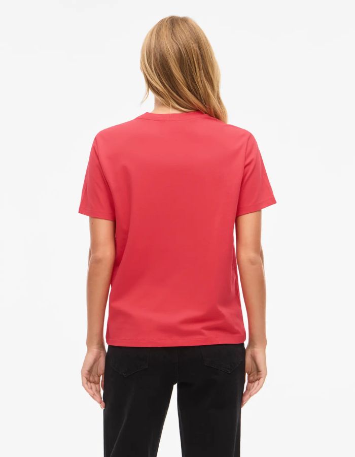 Dos d'un t-shirt rouge corail Nora à manches courtes et col rond, en coton biologique.