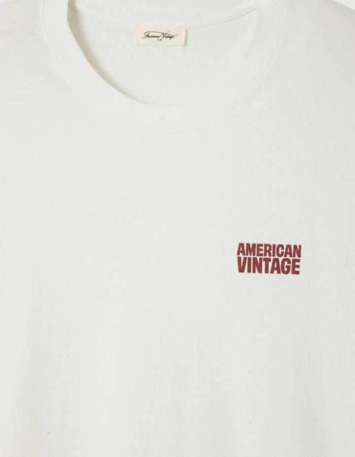 Logo du T-shirt à manches courtes pour homme de couleur blanc, modèle Ykobow de la marque American Vintage. Présente une coupe droite décontractée en coton doux avec un col rond et le logo American Vintage imprimé dans un style rétro sur la poitrine.