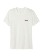 T-shirt à manches courtes pour homme de couleur blanc, modèle Ykobow de la marque American Vintage. Présente une coupe droite décontractée en coton doux avec un col rond et le logo American Vintage imprimé dans un style rétro sur la poitrine.