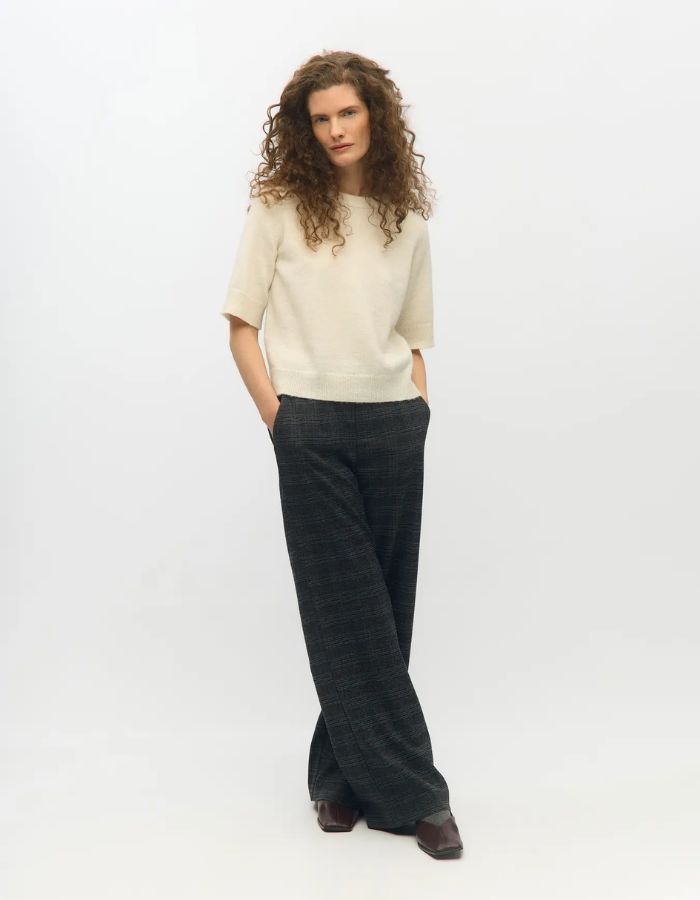 Silhouette avec le T-shirt en maille fine pour femme de couleur blanc crème écru chiné Birch Melange, modèle Denisi de la marque Object. Présente une coupe droite avec col rond classique et des manches mi-longues arrivant au coude, terminées par de larges bords-côtes élastiques.