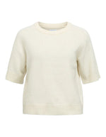 T-shirt en maille fine pour femme de couleur blanc crème écru chiné Birch Melange, modèle Denisi de la marque Object. Présente une coupe droite avec col rond classique et des manches mi-longues arrivant au coude, terminées par de larges bords-côtes élastiques.
