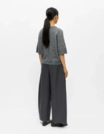 Dos du T-shirt en maille fine pour femme de couleur gris moyen chiné Medium Grey Melange, modèle Denisi de la marque Object. Présente une coupe droite avec col rond classique et des manches mi-longues arrivant au coude, terminées par de larges bords-côtes élastiques.