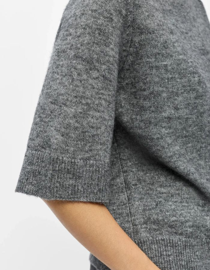 Manche du T-shirt en maille fine pour femme de couleur gris moyen chiné Medium Grey Melange, modèle Denisi de la marque Object. Présente une coupe droite avec col rond classique et des manches mi-longues arrivant au coude, terminées par de larges bords-côtes élastiques.