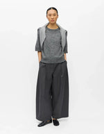 Silhouette avec le T-shirt en maille fine pour femme de couleur gris moyen chiné Medium Grey Melange, modèle Denisi de la marque Object. Présente une coupe droite avec col rond classique et des manches mi-longues arrivant au coude, terminées par de larges bords-côtes élastiques.
