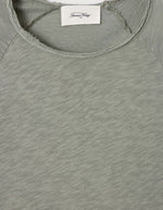 Col dut-shirt épais pour homme Sonoma d'American Vintage couleur Argile Vintage. Un haut à manches raglan en coton flammé texturé au fini intérieur gratté doux.
