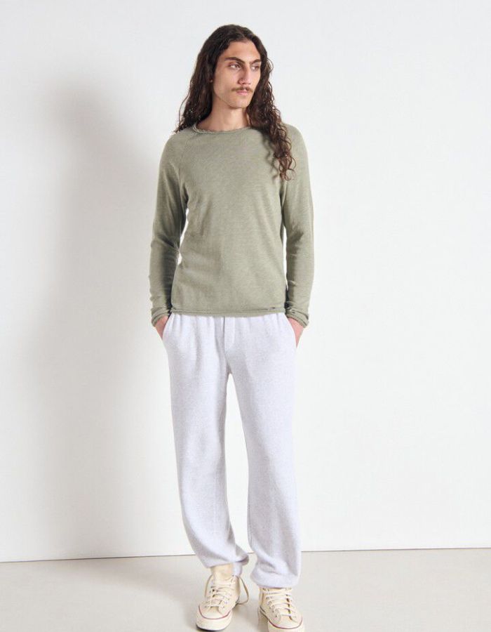 Silhouette avec le t-shirt épais pour homme Sonoma d'American Vintage couleur Argile Vintage. Un haut à manches raglan en coton flammé texturé au fini intérieur gratté doux.
