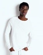 Vue de face du T-shirt à manches longues pour homme de couleur blanc uni, modèle Sonoma de la marque American Vintage. Présente une coupe droite en coton flammé épais texturé avec un col rond et des manches de style raglan.