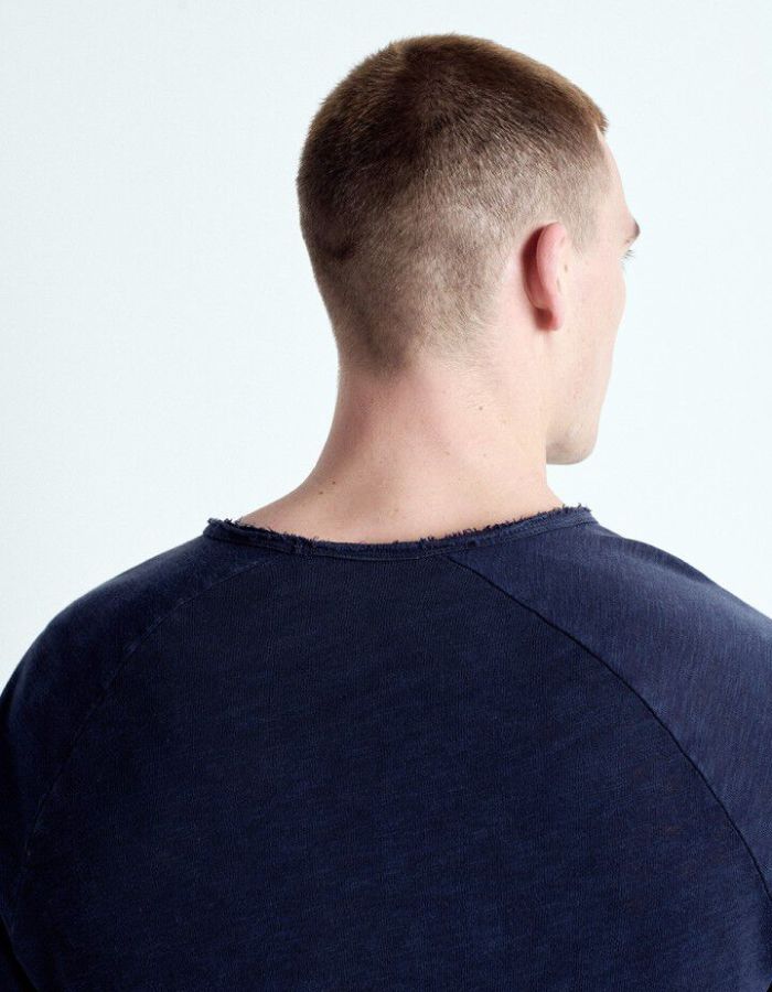 Col du T-shirt à manches longues pour homme de couleur blanc uni, modèle Sonoma de la marque American Vintage. Présente une coupe droite en coton flammé épais texturé avec un col rond et des manches de style raglan.