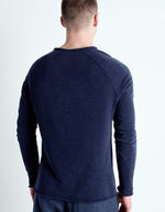 Dos du T-shirt à manches longues pour homme de couleur blanc uni, modèle Sonoma de la marque American Vintage. Présente une coupe droite en coton flammé épais texturé avec un col rond et des manches de style raglan.