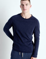 Vue de face du T-shirt à manches longues pour homme de couleur blanc uni, modèle Sonoma de la marque American Vintage. Présente une coupe droite en coton flammé épais texturé avec un col rond et des manches de style raglan.