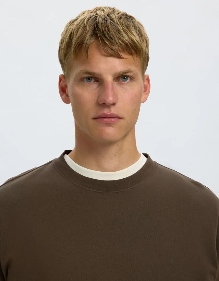 Col du T-shirt manches longues pour homme en coton biologique épais marron, col rond et coupe classique, modèle Taj Heavy LS O-Neck Tee de la marque Selected.