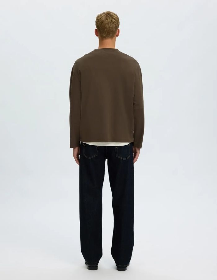 Dos du T-shirt manches longues pour homme en coton biologique épais marron, col rond et coupe classique, modèle Taj Heavy LS O-Neck Tee de la marque Selected.
