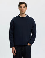 Vue de face du T-shirt manches longues pour homme en coton biologique épais bleu marine navy, col rond et coupe classique, modèle Taj Heavy LS O-Neck Tee de la marque Selected