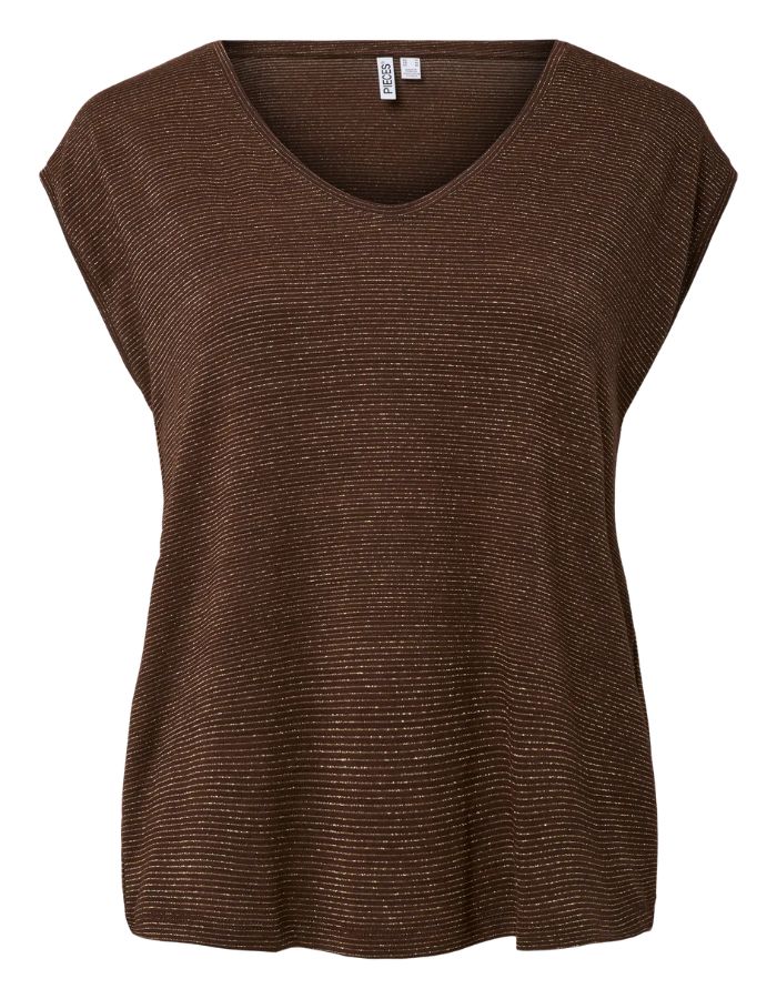 T-shirt fluide à manches courtes pour femme de couleur marron foncé Chicory Coffee, texturé par de fines rayures scintillantes en fil de lurex doré Gold Lurex, modèle Billo de la marque Pieces. Présente une coupe ample et droite avec un col rond classique.