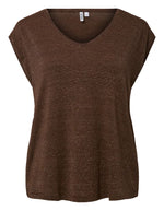 T-shirt fluide à manches courtes pour femme de couleur marron foncé Chicory Coffee, texturé par de fines rayures scintillantes en fil de lurex doré Gold Lurex, modèle Billo de la marque Pieces. Présente une coupe ample et droite avec un col rond classique.