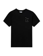 T-shirt noir à manches courtes pour homme en coton biologique, modèle Popincourt de la marque Maison Labiche. Présente une coupe droite avec col rond en bord-côte et la phrase 'Au Bout De La Night' brodée en lettres fines sur le côté gauche de la poitrine.