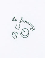 Patch du T-shirt blanc à manches courtes pour homme en coton biologique, modèle Popincourt de la marque Maison Labiche. Présente une coupe droite avec col rond et une petite broderie fine rouge et noire 'Le Fromage' sur le côté gauche de la poitrine.