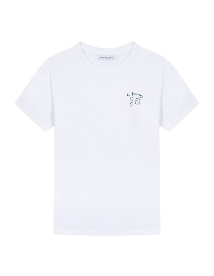 T-shirt blanc à manches courtes pour homme en coton biologique, modèle Popincourt de la marque Maison Labiche. Présente une coupe droite avec col rond et une petite broderie fine rouge et noire 'Le Fromage' sur le côté gauche de la poitrine.