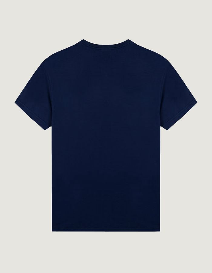 Dos du T-shirt bleu marine à manches courtes pour homme en coton biologique, modèle Popincourt de la marque Maison Labiche. Présente une coupe droite avec col rond côtelé et une petite broderie fine 'Wine' sur le côté gauche de la poitrine.
