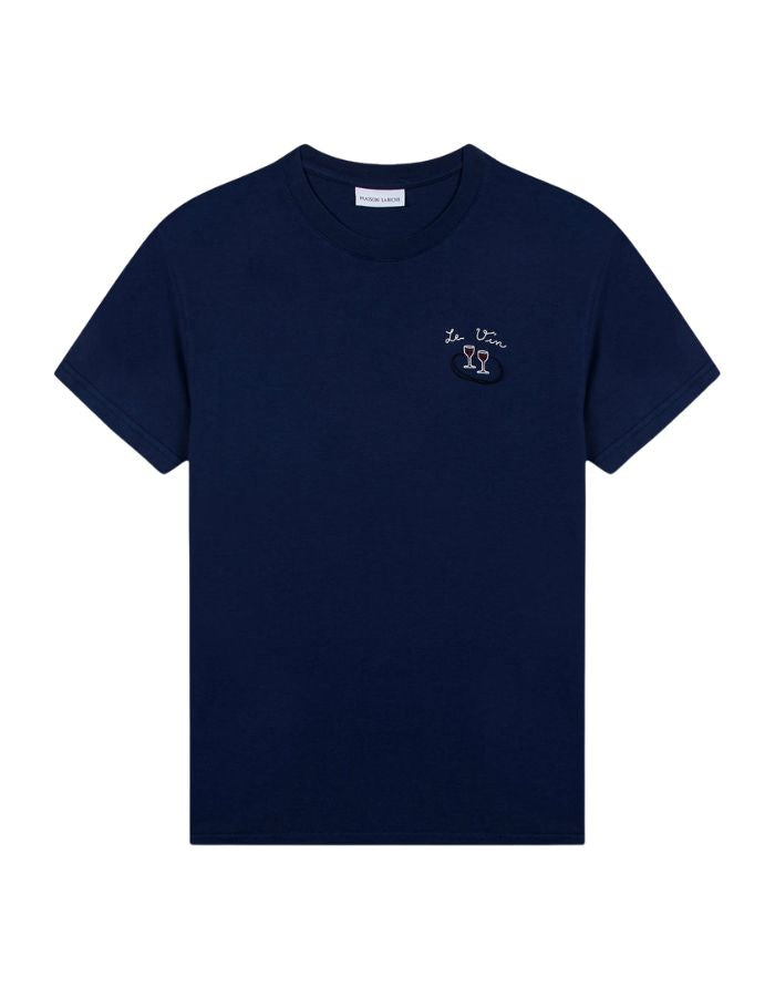 T-shirt bleu marine à manches courtes pour homme en coton biologique, modèle Popincourt de la marque Maison Labiche. Présente une coupe droite avec col rond côtelé et une petite broderie fine 'Wine' sur le côté gauche de la poitrine.