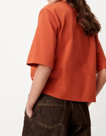 Dos du T-shirt col rond à manches courtes pour femme en coton bio orange brûlé avec fentes sur les côtés, modèle T-Shirt Serge couleur Red Muse de la marque Sessùn.