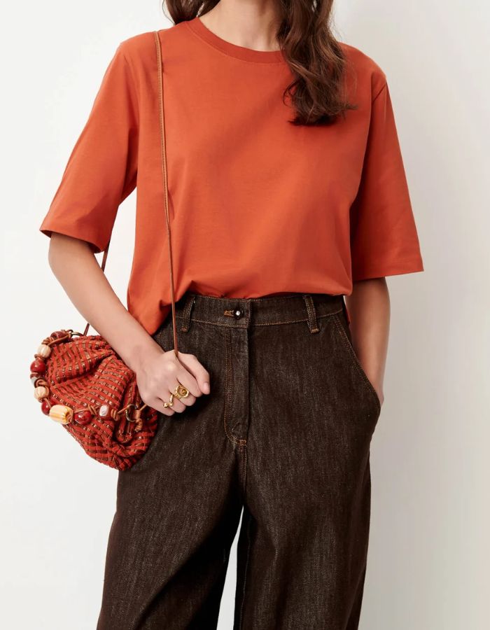 Vue de face du T-shirt col rond à manches courtes pour femme en coton bio orange brûlé avec fentes sur les côtés, modèle T-Shirt Serge couleur Red Muse de la marque Sessùn.