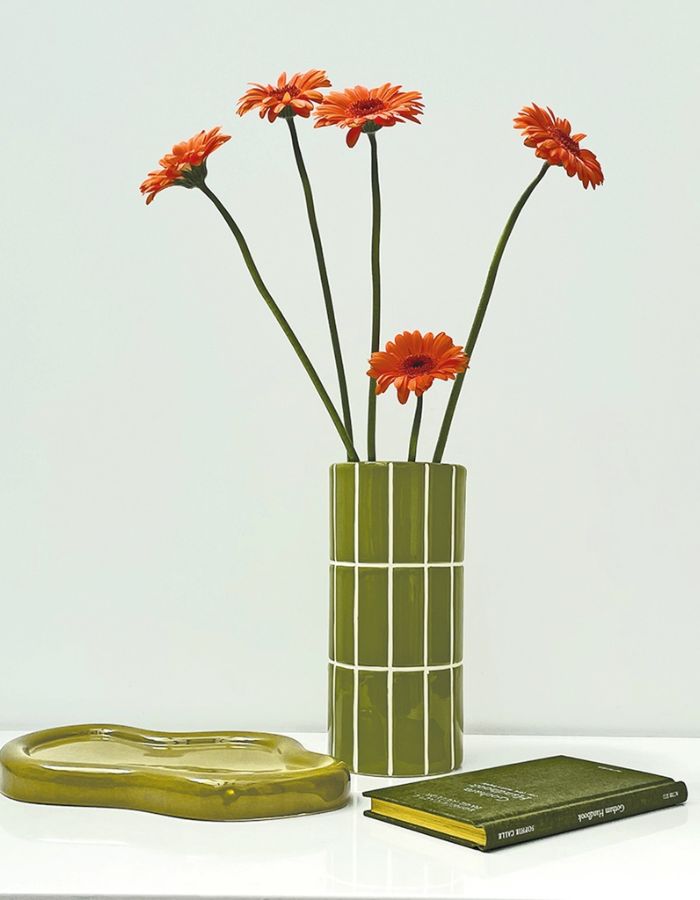 Détail du Vase en grès céramique kaki avec motif carrelage en relief D10.5 H23 cm, modèle de la marque OPJET.