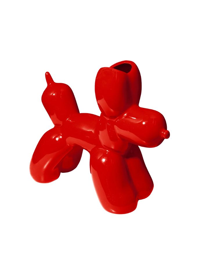 Vase en céramique rouge vif Bobby par la marque DOIY. Silhouette sculpturale aux lignes géométriques et découpes graphiques modernes, mesurant 25 cm de longueur.