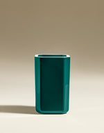 Vase Facettes Bleu Sarah en faïence émaillée, design rectangulaire aux angles biseautés.