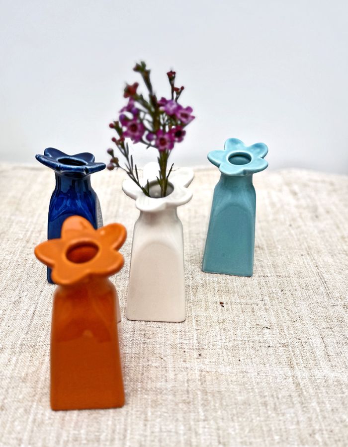 Ambiance déco avec le Petit soliflore fleur en faïence bleu givré à rayures pour fleurs séchées, hauteur 11,5 cm et diamètre 5,5 cm.