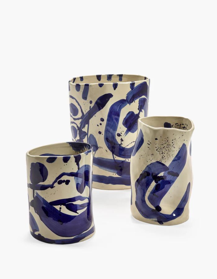 Trio des vases en grès artisanal Sophia par Marie Michielssen, de couleur blanche avec des motifs calligraphiques peints à la main en bleu profond. Silhouette organique asymétrique et design minimaliste de 19 cm de hauteur.