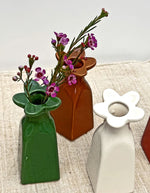 Ambiance déco avec le Petit vase soliflor en faïence en forme de fleur à rayures vertes, hauteur 11.5 cm, modèle de la marque OPJET.