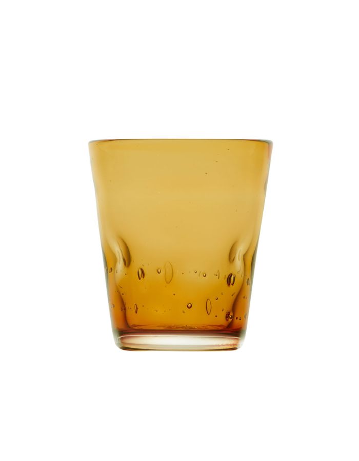 Vue de face du verre à eau artisanal Memento Dune couleur ambre, en pâte de verre soufflée à la bouche avec des ondulations naturelles et une forme pincée ergonomique.