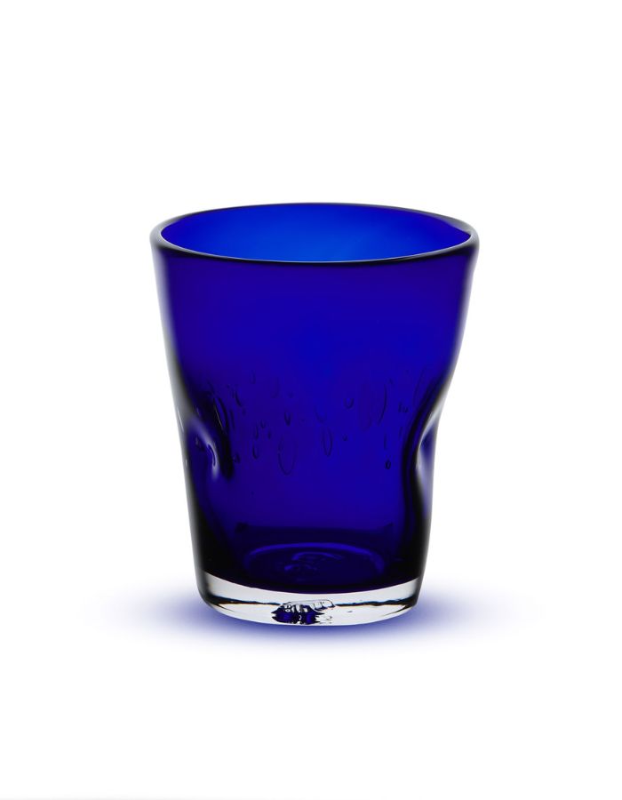 Vue de face du verre à eau artisanal Memento Dune couleur Bleu Majorelle, en verre soufflé à la bouche avec forme ergonomique ondulée et couleur bleu outremer intense.