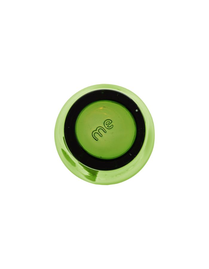Vue du dessous du verre à eau Memento Dune couleur citron vert translucide, en verre soufflé à la bouche avec forme ergonomique pincée et reflets vert acide.