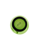 Vue du dessous du verre à eau Memento Dune couleur citron vert translucide, en verre soufflé à la bouche avec forme ergonomique pincée et reflets vert acide.