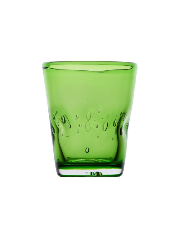 Vue de face du verre à eau Memento Dune couleur citron vert translucide, en verre soufflé à la bouche avec forme ergonomique pincée et reflets vert acide.
