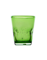 Vue de face du verre à eau Memento Dune couleur citron vert translucide, en verre soufflé à la bouche avec forme ergonomique pincée et reflets vert acide.