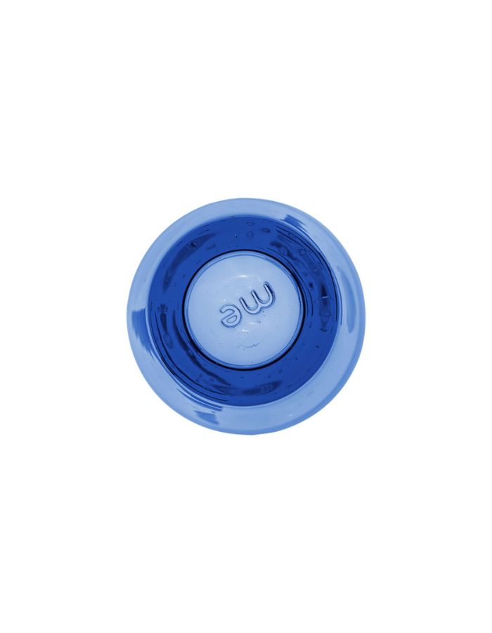 Vue du dessous du verre à eau artisanal Memento Dune couleur Deep Blue, en verre soufflé à la bouche avec ondulations ergonomiques et teinte bleu nuit intense