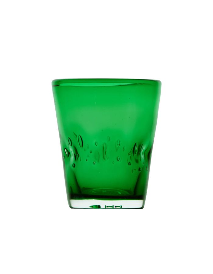 Vue de face du verre à eau artisanal Memento Dune couleur vert émeraude, en verre soufflé à la bouche avec relief ergonomique ondulé et reflets précieux.