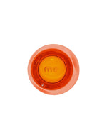 Vue du dessous du verre à eau artisanal Memento Dune couleur orange vif, en verre soufflé à la bouche avec forme ergonomique ondulée et reflets lumineux