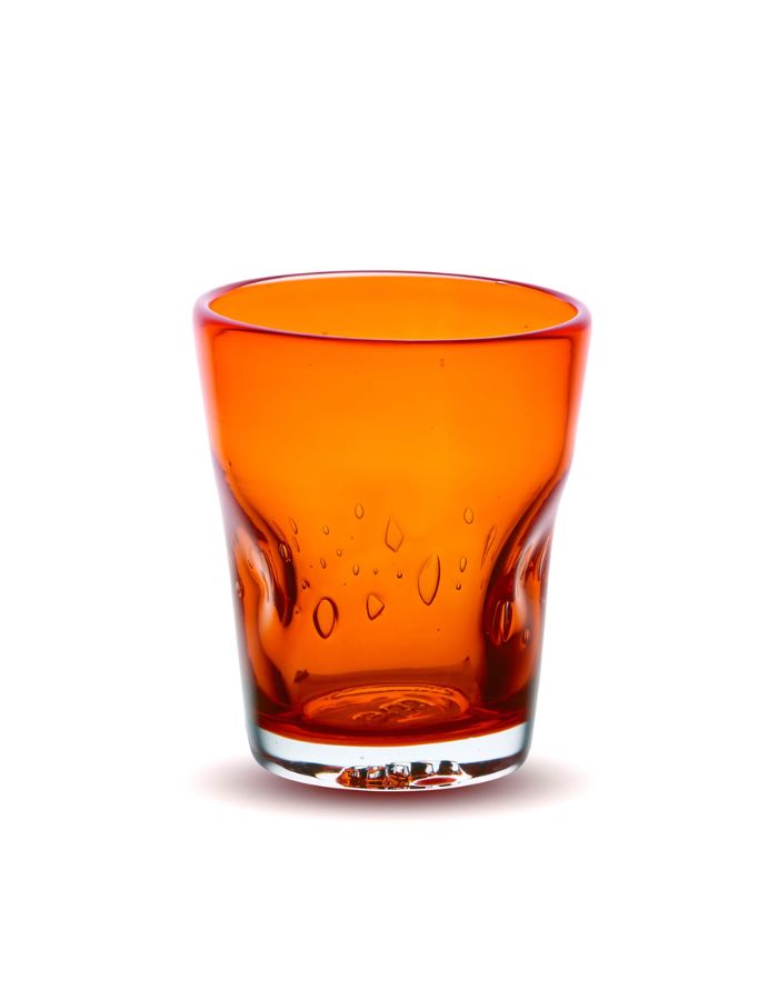 Verre à eau artisanal Memento Dune couleur orange vif, en verre soufflé à la bouche avec forme ergonomique ondulée et reflets lumineux