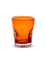 Verre à eau artisanal Memento Dune couleur orange vif, en verre soufflé à la bouche avec forme ergonomique ondulée et reflets lumineux