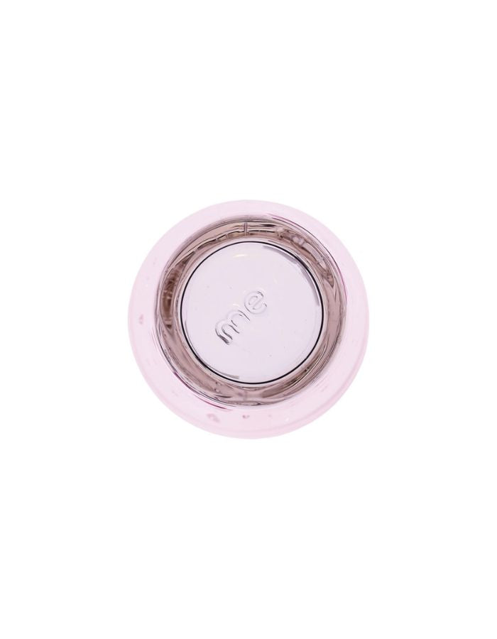 Verre à eau artisanal Memento Dune couleur rose translucide, en verre soufflé à la bouche avec relief ondulé ergonomique et reflets poudrés.