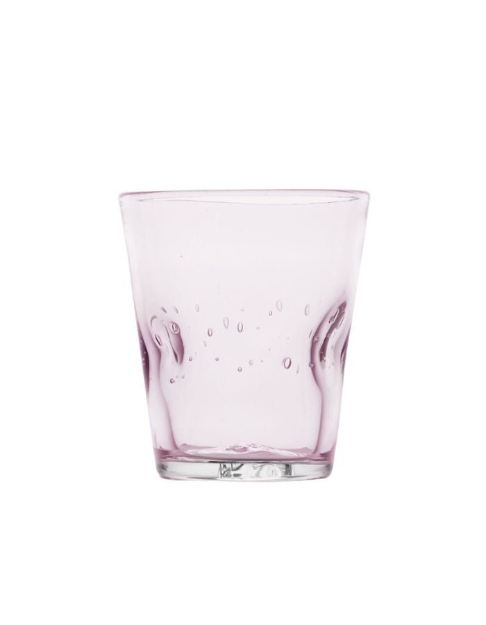 Vue du dessous du verre à eau artisanal Memento Dune couleur rose translucide, en verre soufflé à la bouche avec relief ondulé ergonomique et reflets poudrés.